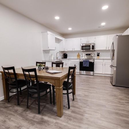 Trailside Townhouse - Close To Downtown & Bike Trails เบนตันวิลล์ ภายนอก รูปภาพ